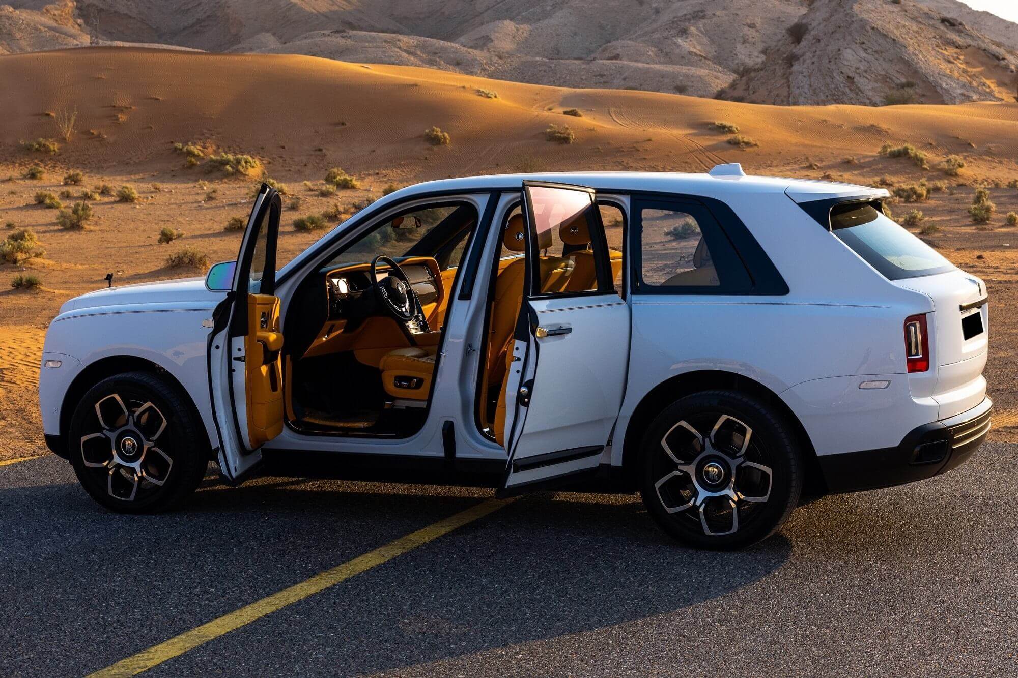 Rolls Royce Cullinan Black badge White