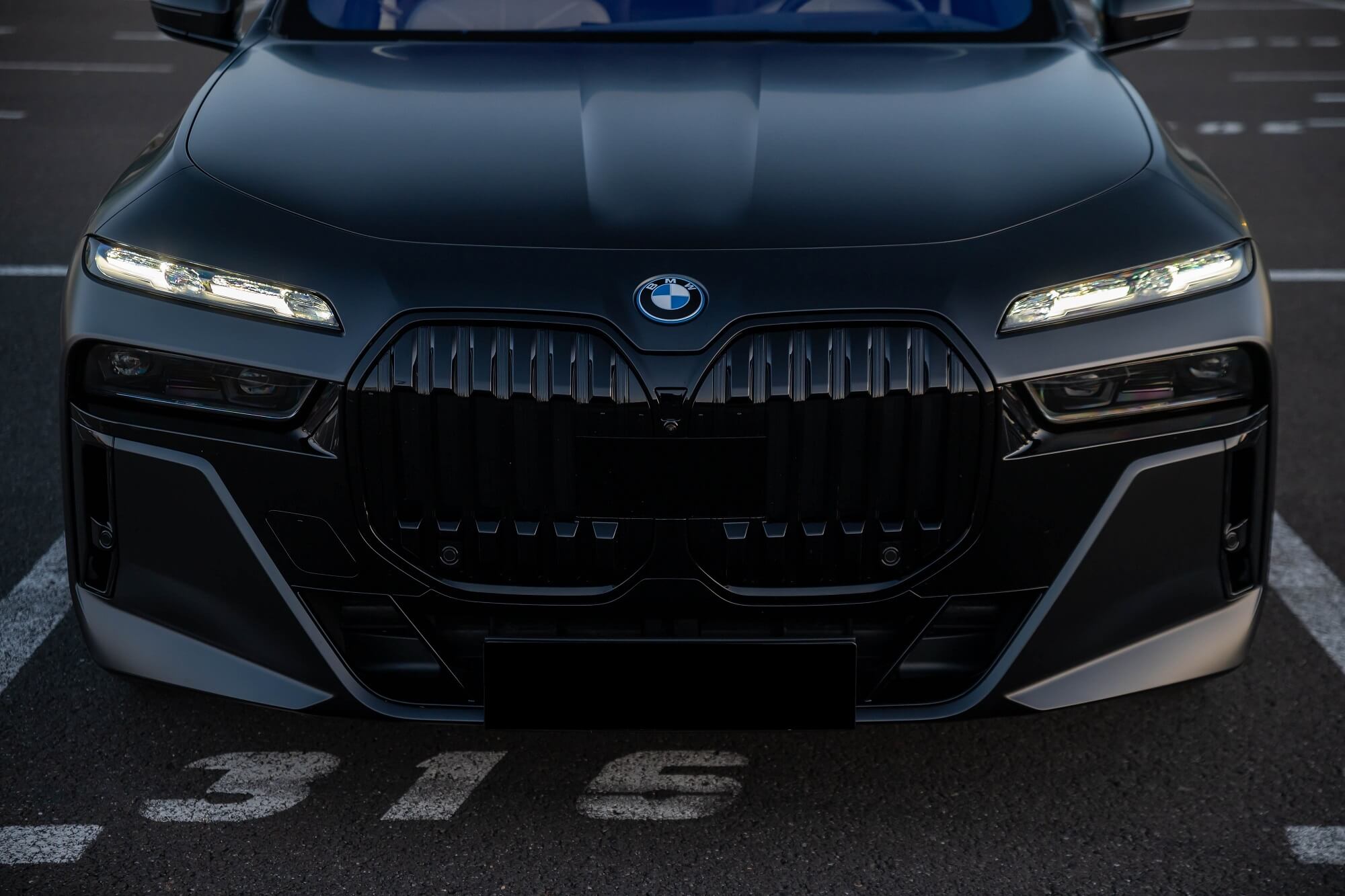 BMW i7 Black