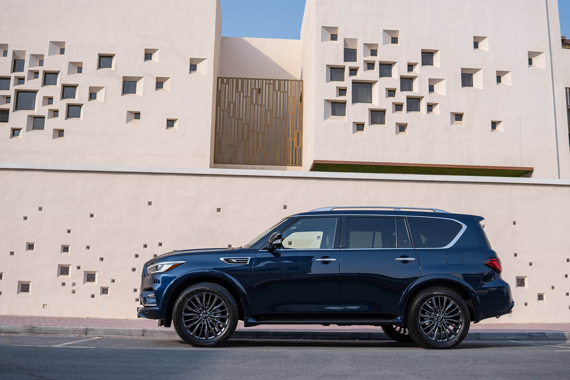 Infiniti QX 80 Blue